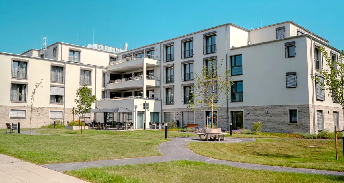 Moderne Wohnanlage mit Gartenanlage und Sitzplaetzen